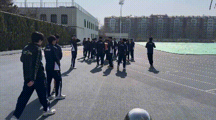 牛冠凯发新作品：国乒传统活动，一万米迎新春。[呲牙笑][呲牙笑][呲牙笑]牛冠凯跑