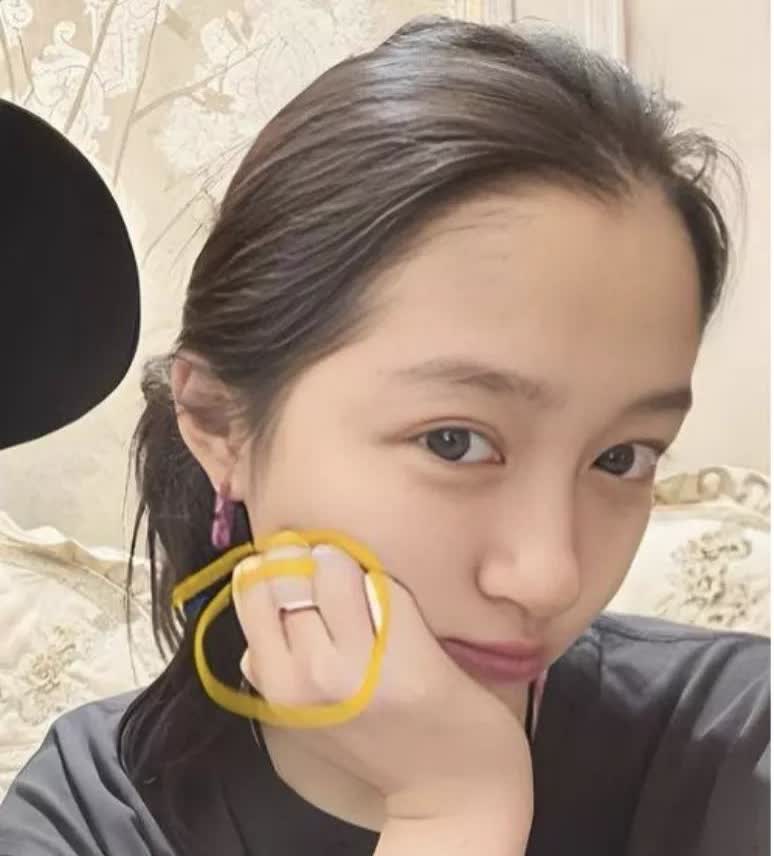 说真的，关晓彤你要是这么玩儿的话那你可就要输了想不到一个小小的“戒指