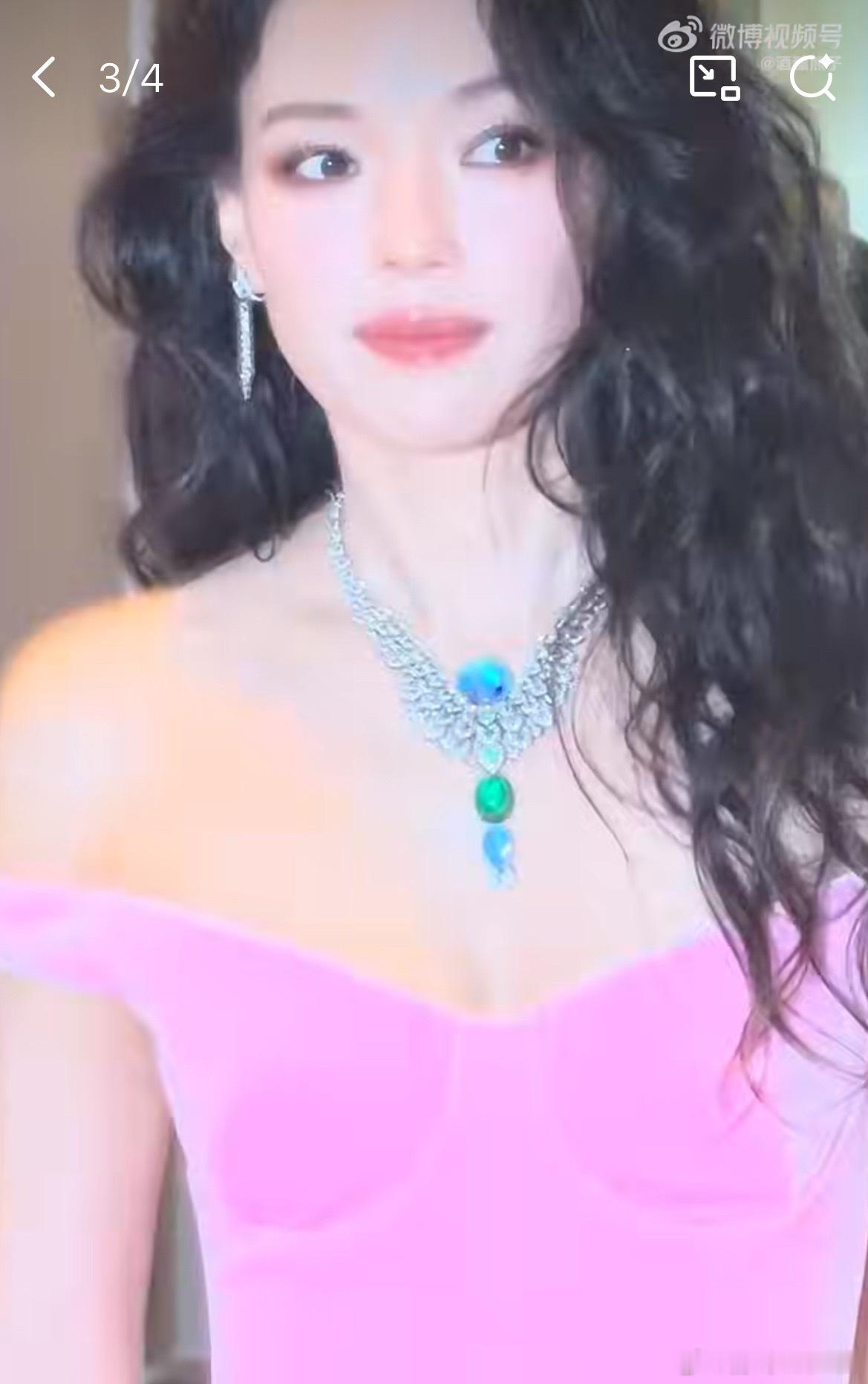 舒淇美成这样还有什么烦恼好明媚大方的美啊，她年轻时候我真不觉得她美，现在她老了反