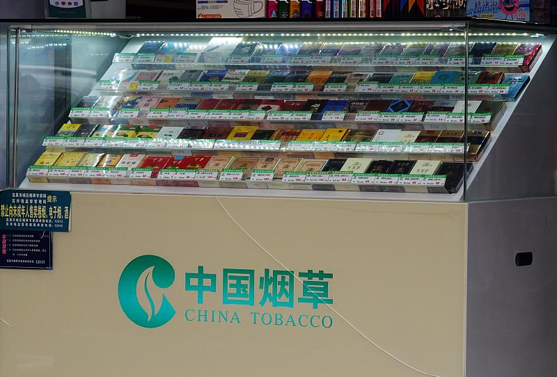 之前刷到有人晒3600元一盒的烟，第一反应是这烟盒莫不是镶了层金箔？特意去查了