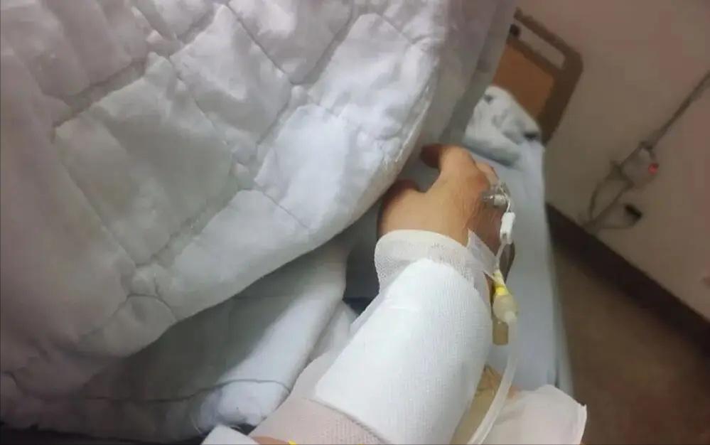 河北任丘，女子在医院顺产生下一子，谁料3天后，她如厕时竟从私处排出大便，一查才