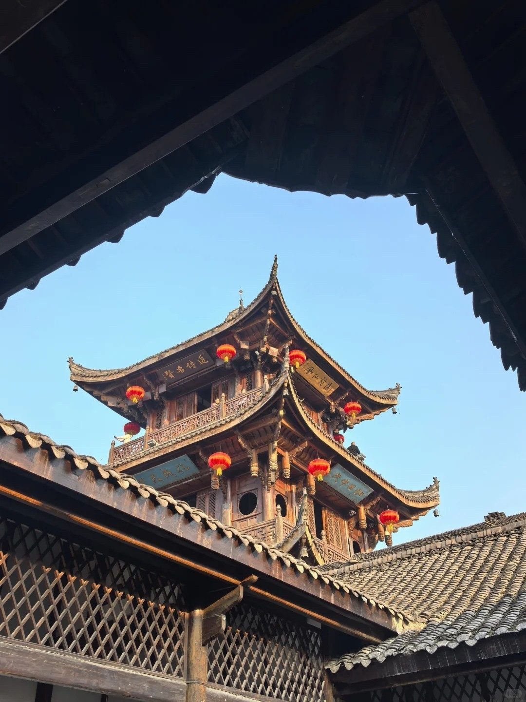 五一来四川阆中体验用醋泡脚阆中用醋泡脚也太新奇了！温热的醋水裹着脚，酸香混着古