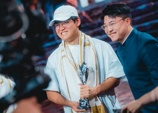 近日赛事官方发起"UzivsGumayusi"的投票，在大约15万投票中，投