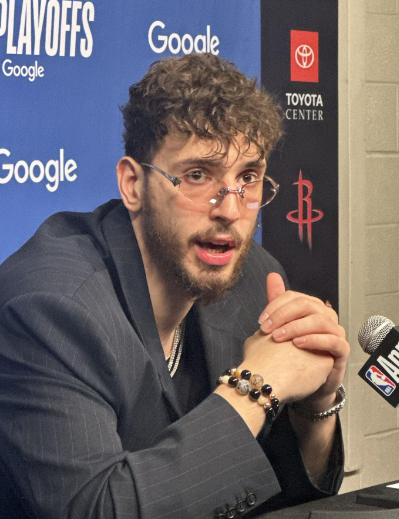 火箭最大的问题就是申京申京的打法是核心的打法，但是他又没有三分，终结效率又低，