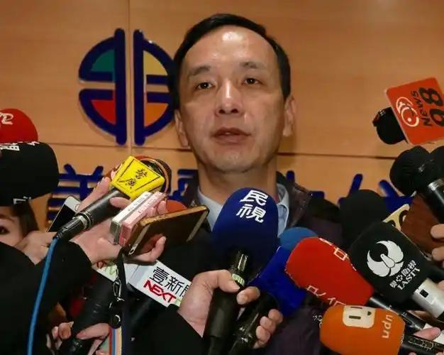 北检门前硬刚警方！朱立伦拒不疏散被移送法办，岛内司法双标吵翻！