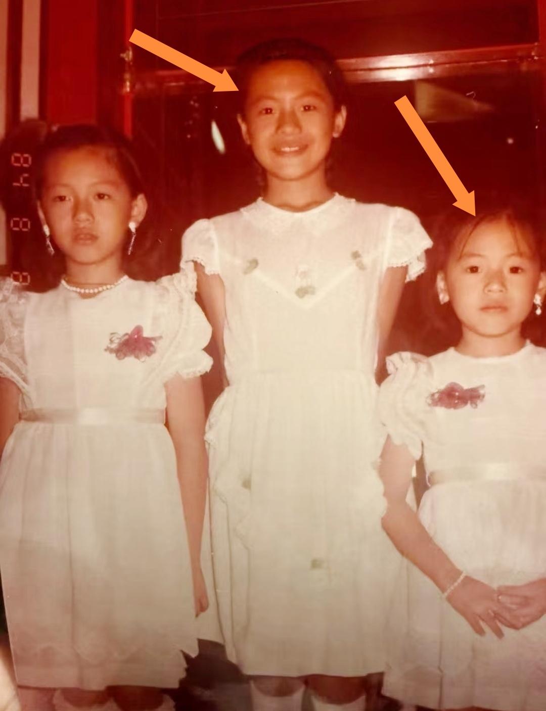 看大S小时候和姐姐、妹妹穿同款白连衣裙的合照，看了好久，都分不出谁是谁。仔细辨认