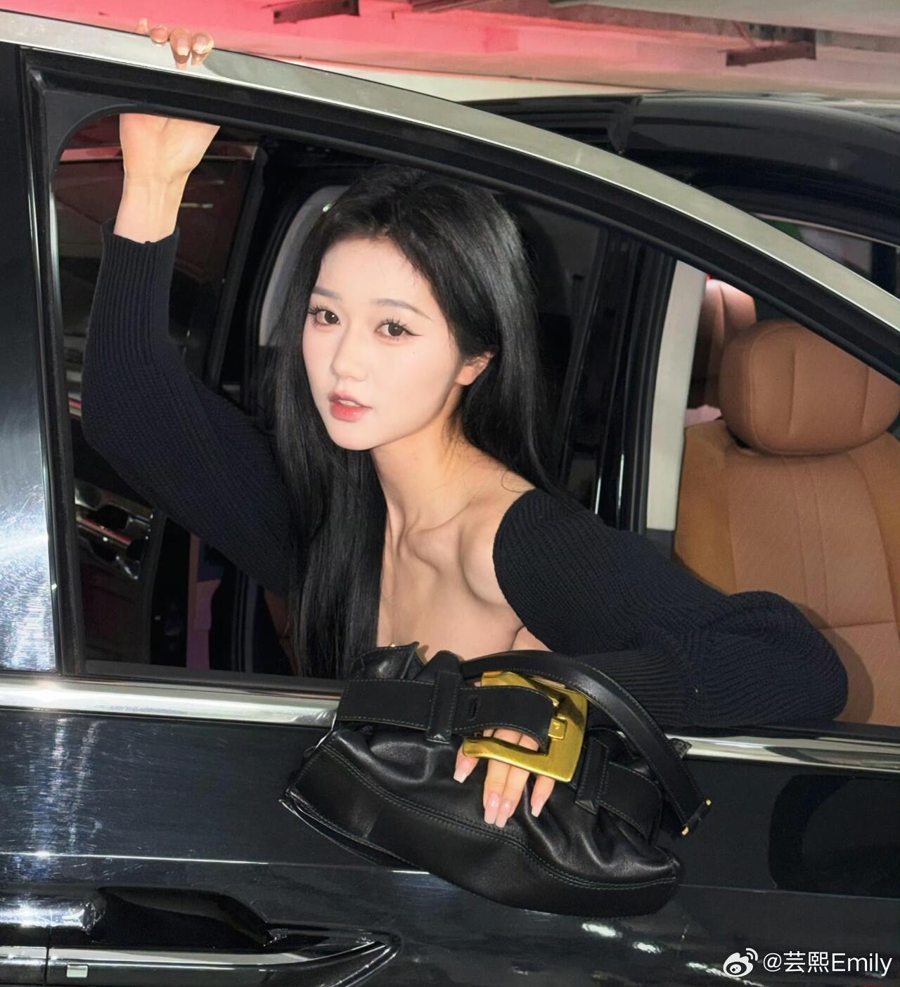 时装周巴黎时装周岳雨婷出发巴黎时装周，美美的雨婷，巴黎时装周一切顺利！秀场见！