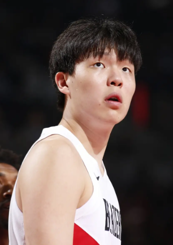 杨瀚森近框位置命中率实在太低了，看似华丽脚步，转来转去还放不进没用啊。抢篮板的体