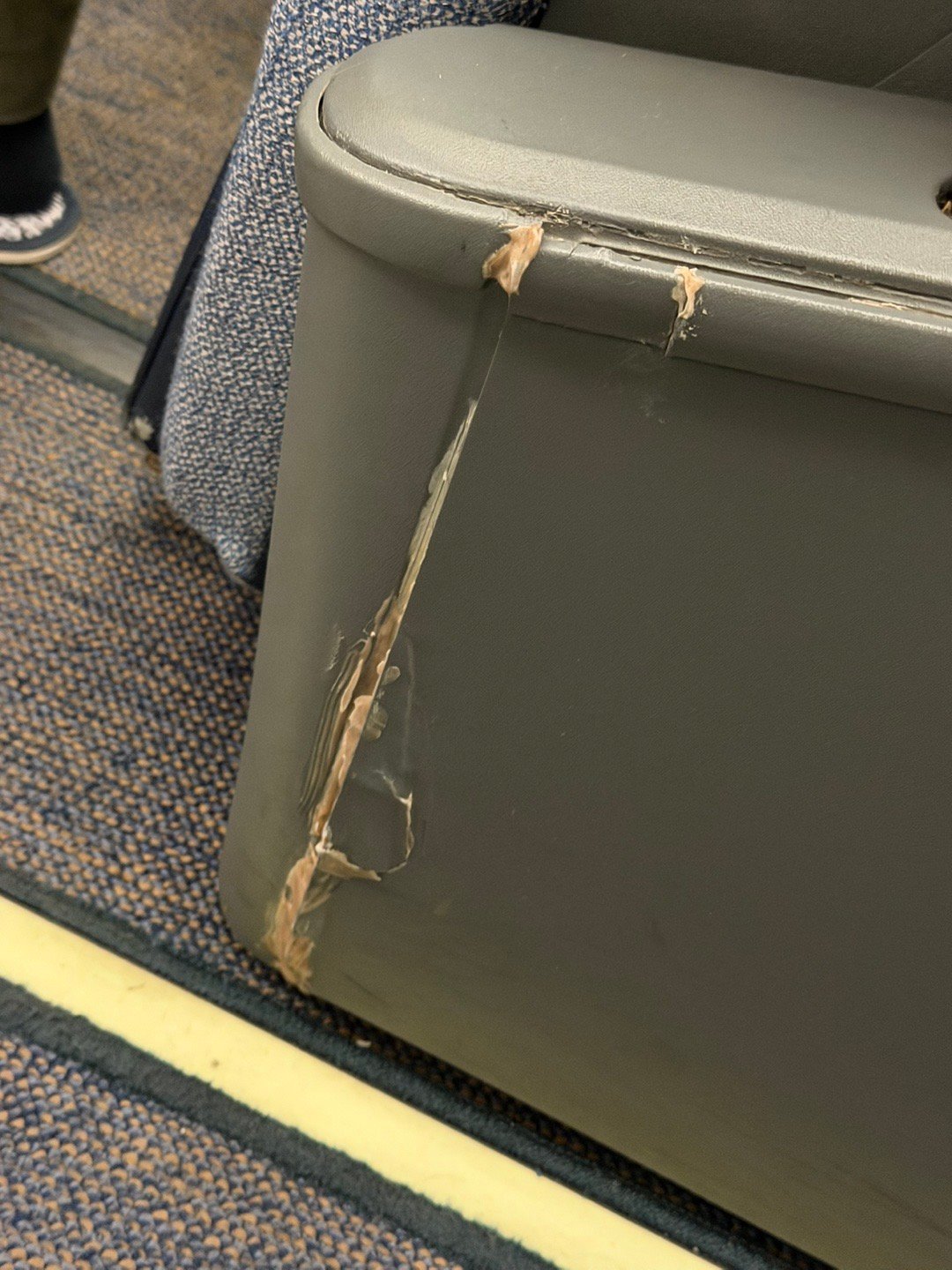 遇上一架被盘包浆的空客A332，机龄和我差不多大座椅还带三挡记忆，有点意思。目前