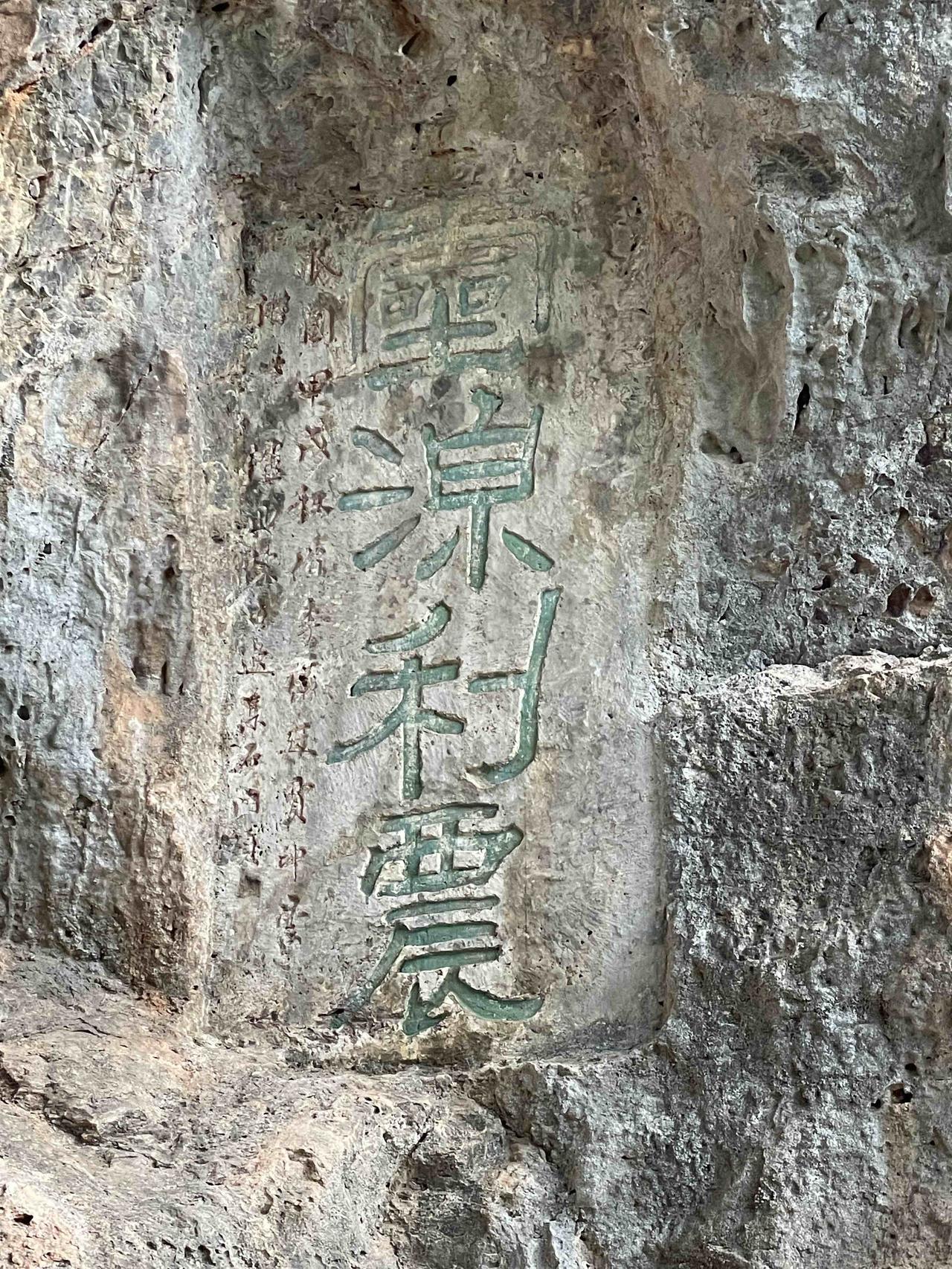 云南其实距离新疆很近的！我这几天在云南，我发现到早上八点了天还没有亮起来，感觉