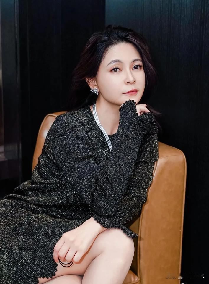 92岁原中央美院院长靳尚谊妻子祁艳（46岁）写真照片问世间情为何物，直教人生