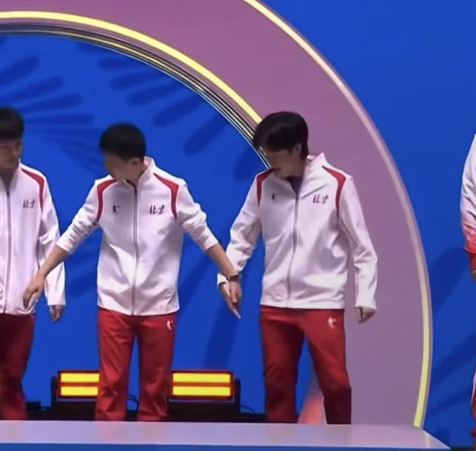 王楚钦这回又出洋相了不是因为丢球懊恼也不是因为穿错球衣，而是他在颁奖典礼