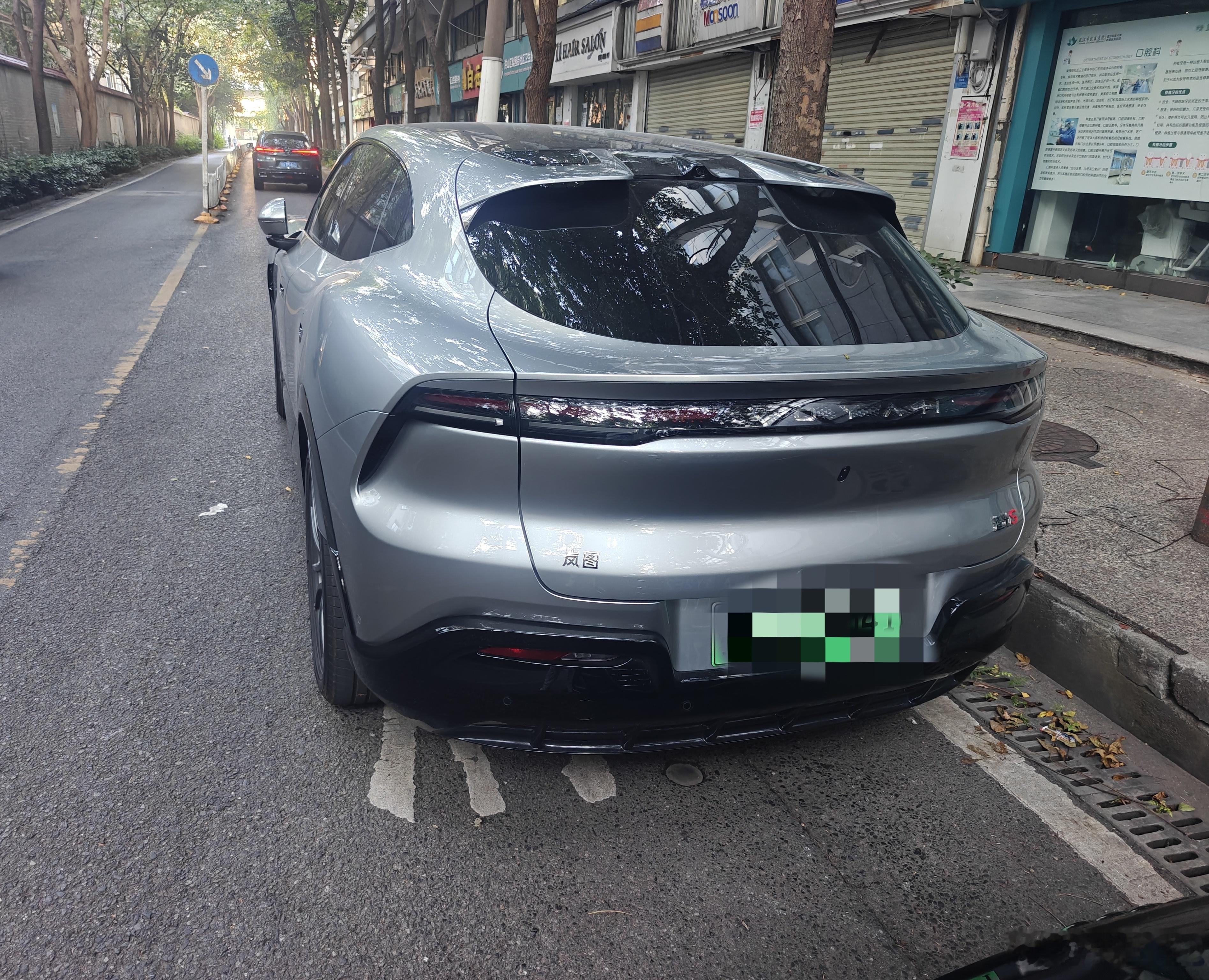 提岚图追光S已经一个多月了，不知不觉已经行驶了五千多公里，越开越觉得当初选它没有选错✨星光银的车身颜