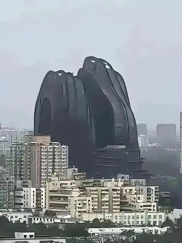 北京的朝阳公园有一个巨大的黑楼，通体黝黑，每次路过都会心头一紧，夹杂着对巨物和难