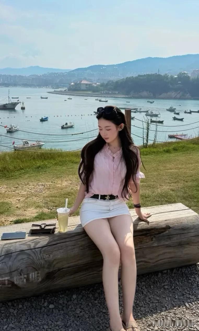 裙摆随风起舞，镜头定格瞬间，每一帧都像在说“生活本该如此美好”。别让忙碌