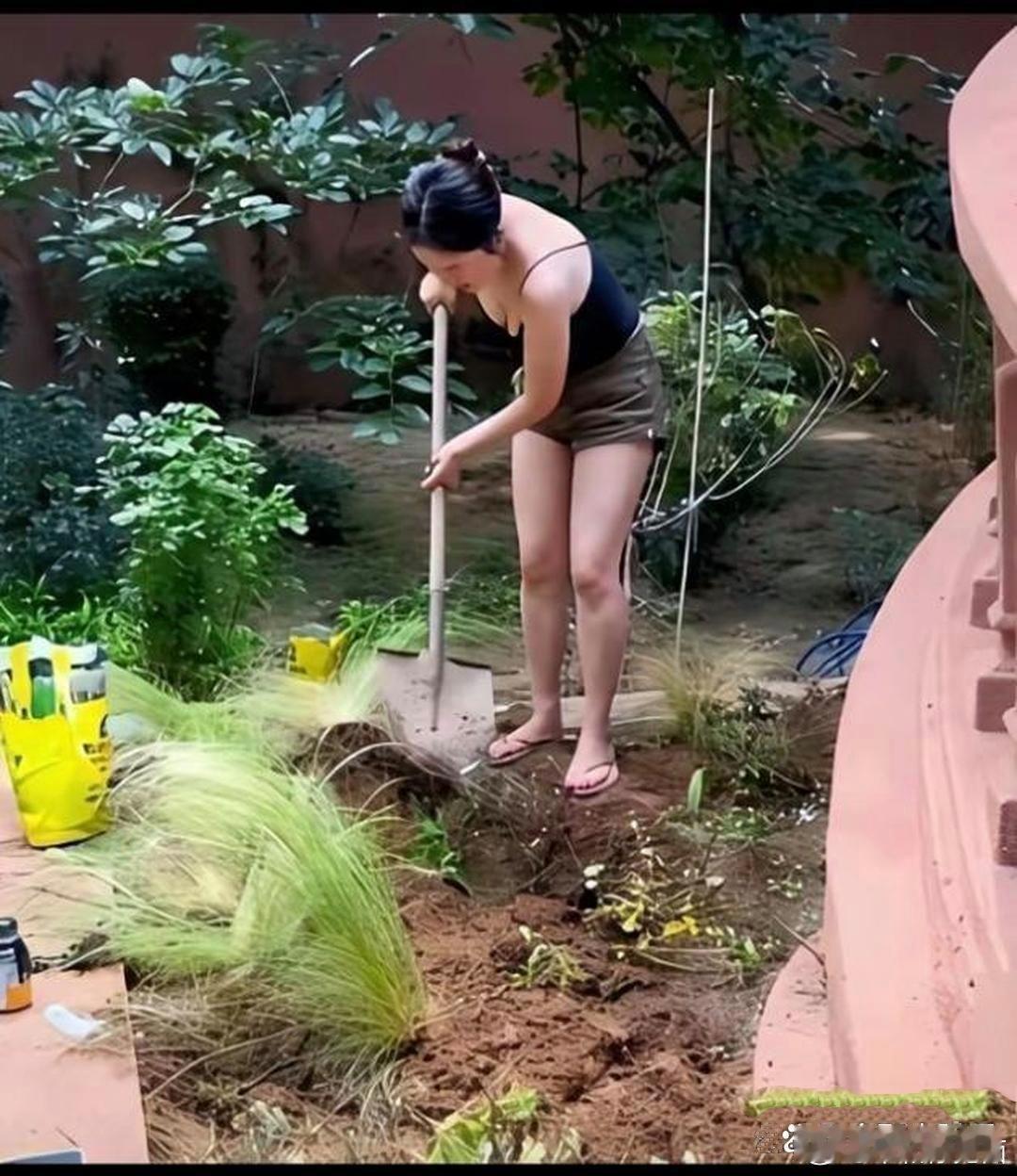 43岁的霍思燕这组种地照，让网友双标的态度很明显​​​