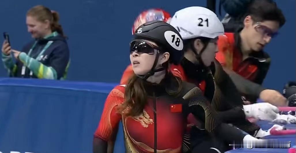 到手的冠军拱手让给意大利队了！太可惜了[哭哭][哭哭]卫冕冠军中国队2000米混