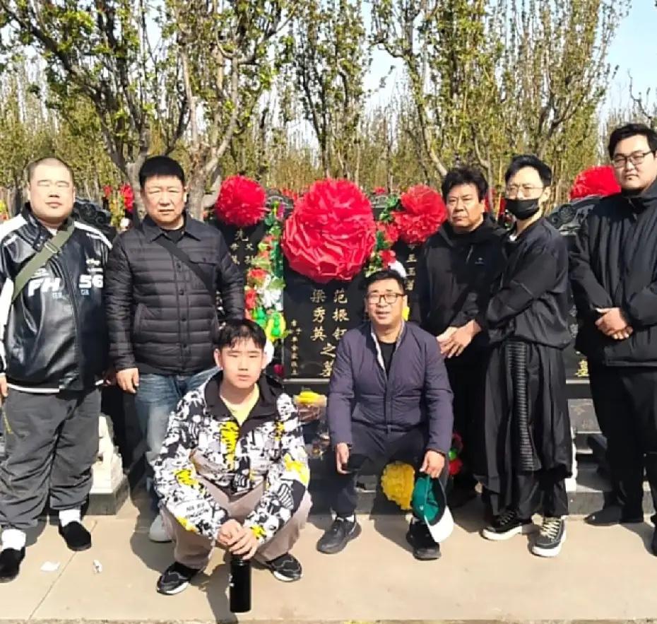 【相声表演艺术家范振钰的徒子徒孙清明祭拜扫墓，合影引发争议】近日，著名相声表演