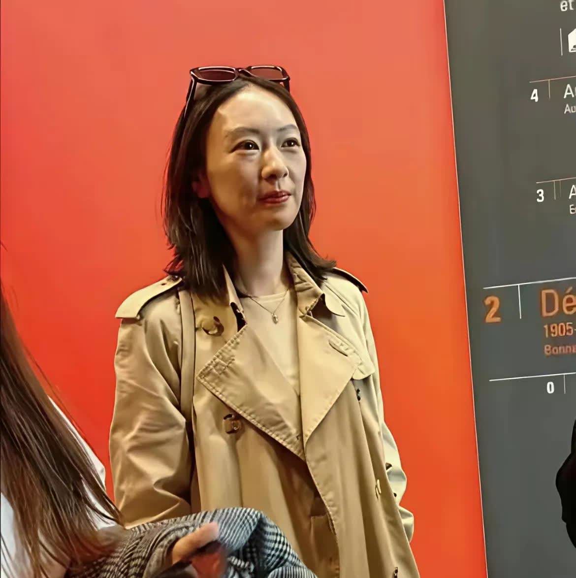 这是网友拍摄的一张童谣参加某活动的生图，只是化了妆，并没有给她美颜。看着图片，百