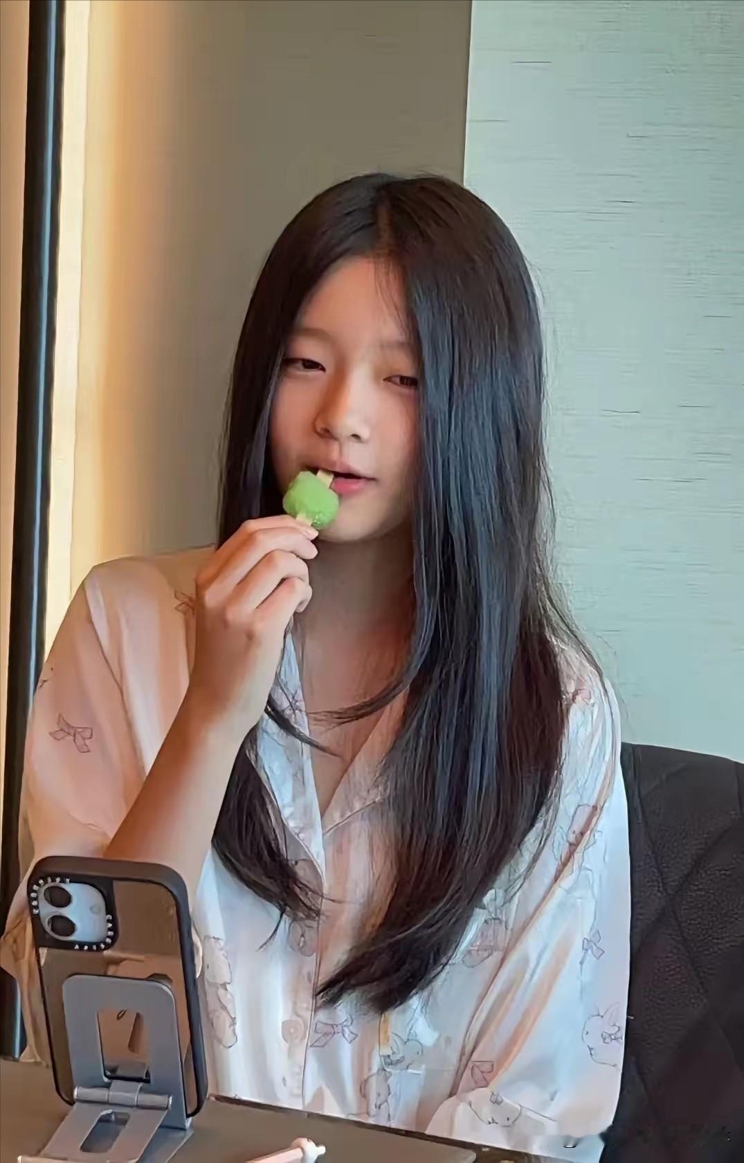小玥儿正面照曝光，网友议论纷纷，之前总有人说她像大S，一看就想起大S年轻时的样