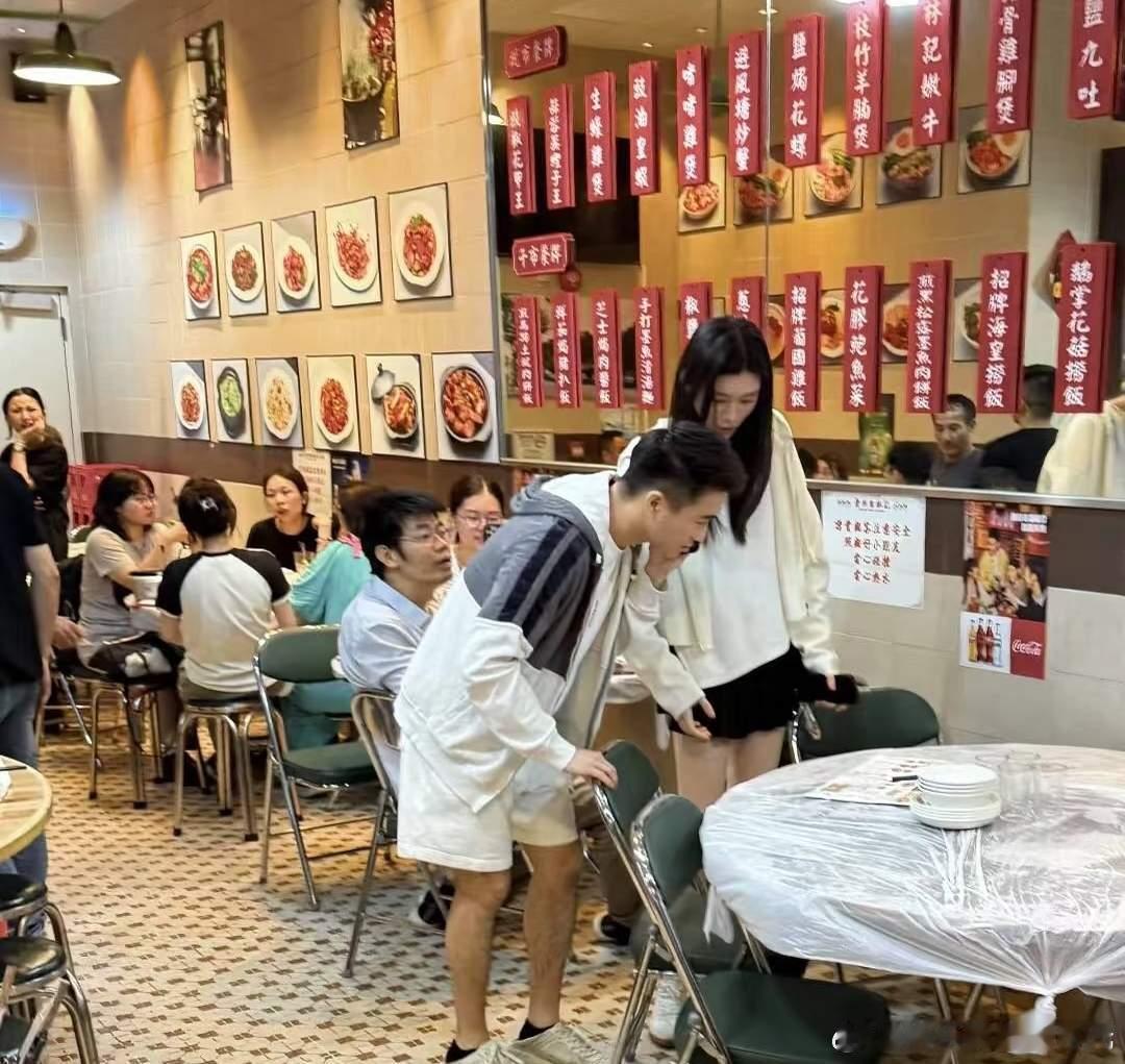 有网友在澳门偶遇何猷君奚梦瑶，夫妻俩在吃猪骨煲！旁边的男士好像是保镖，夫妻俩人也