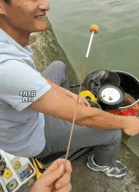 万万没想到，9月9日，四川，一男子在鱼塘边钓鱼，期间一女子便告诉男子，这棒棒糖能
