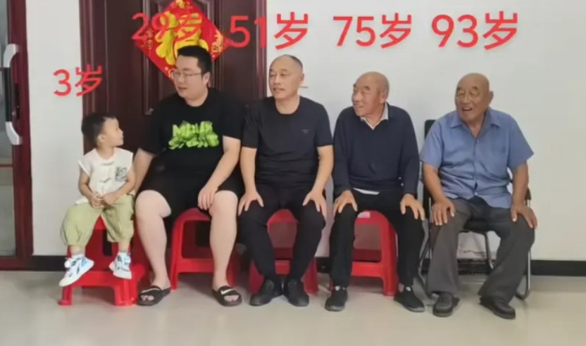中间这位是人生赢家，既当孙子又当爷。