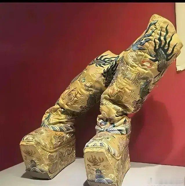 洪秀全穿过的靴子，先不问牛不牛，我就想知道他穿多大码的