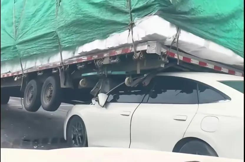 比亚迪：老哥，我是真抬举你啊。挂车：放我下来，好歹尊重一哈我。坊间：怎么不都