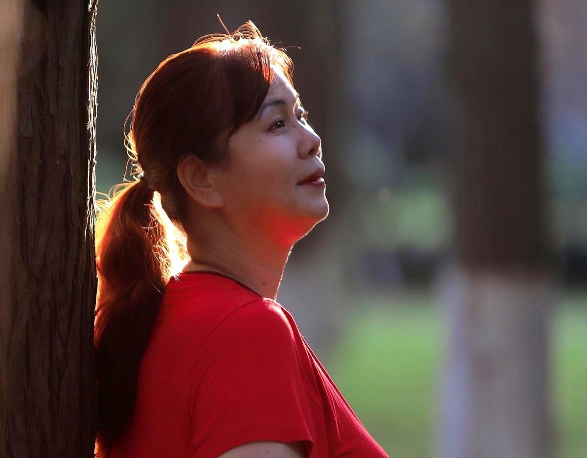 有时候真觉得，女人这辈子就是来渡劫的。年轻时渡生育的劫，到了中年，好不容易喘口