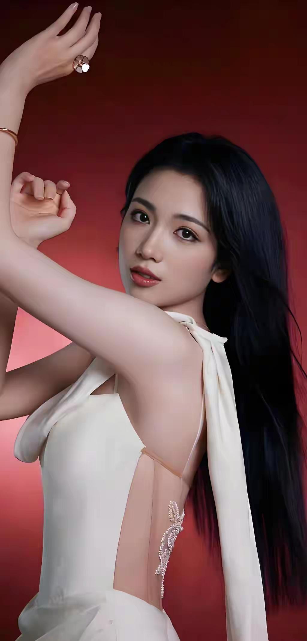 红袖添香夜，玉人倚月明。