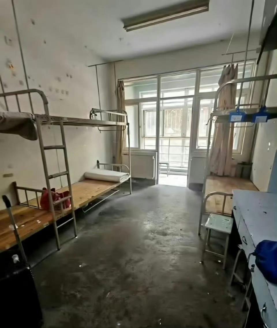 青岛大学这宿舍条件，是想让学生们强行修炼“陋室铭精神”，还是要按“天将降大任”的