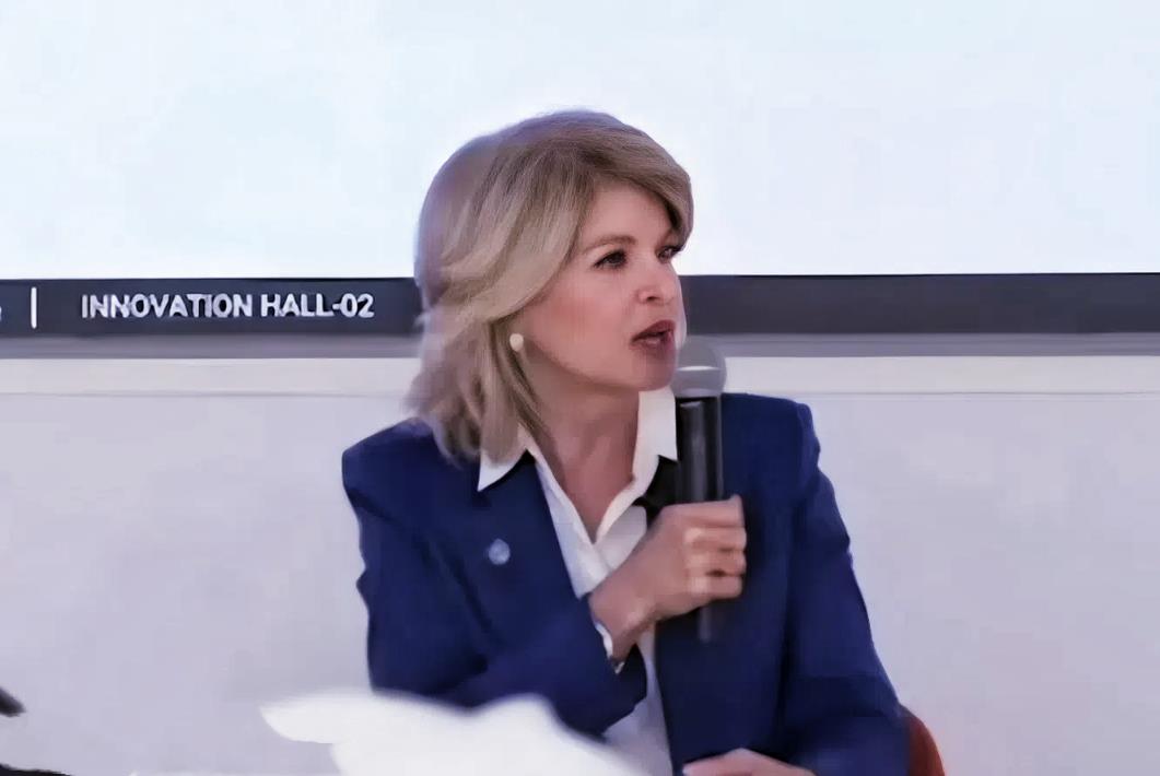 有一位叫卡拉的美国驻丹麦女大使说：“美国曾帮助一个极度贫穷的国家——中国，将其