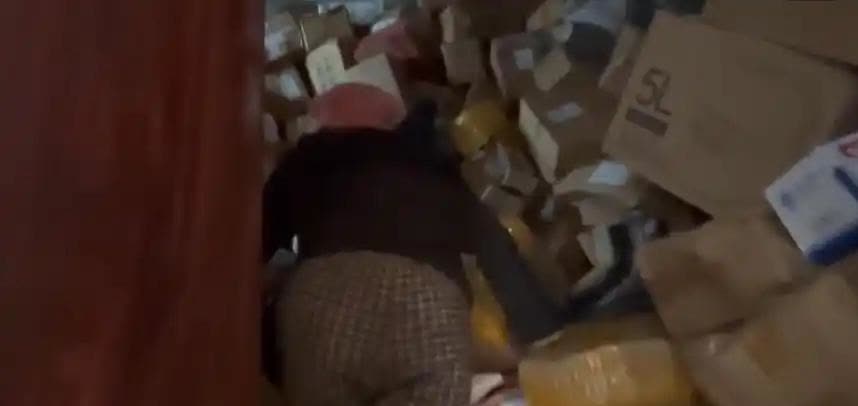 一个北京70岁大姐热衷偷快递被刑拘。一个上海65岁独居大姐热衷收快递一年花掉10