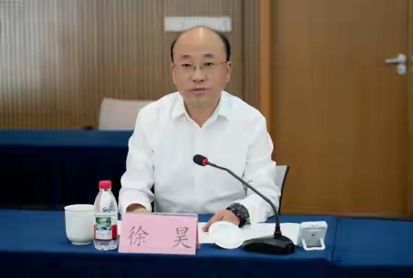 虽然徐昊只是一个国有企业的正厅级干部，他因为他位高权重，手中掌握的资源非常多，一