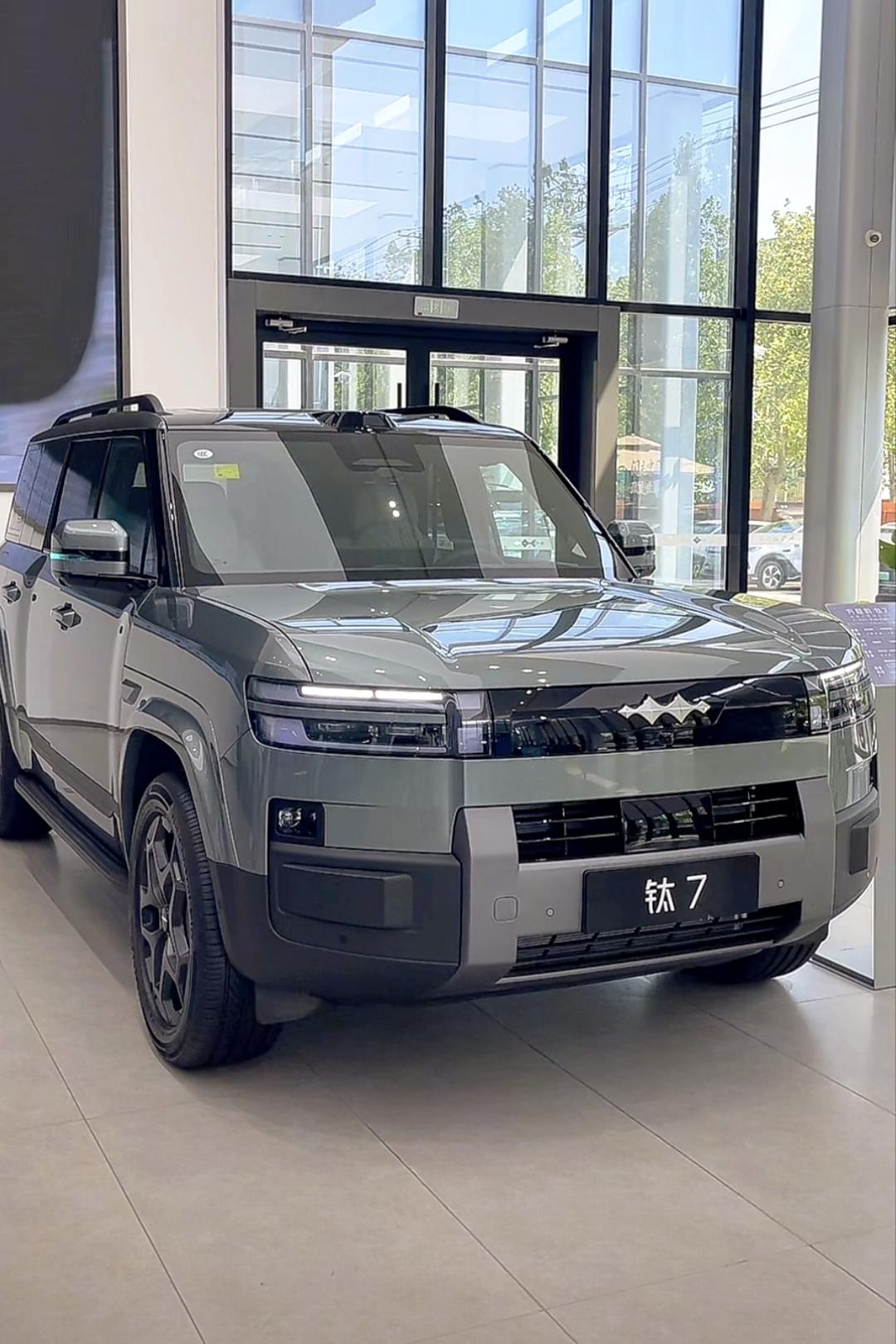 我倒是觉得方程豹钛7PHEV的颜值还挺高的，尤其是在满大街圆润的SUV里它显得