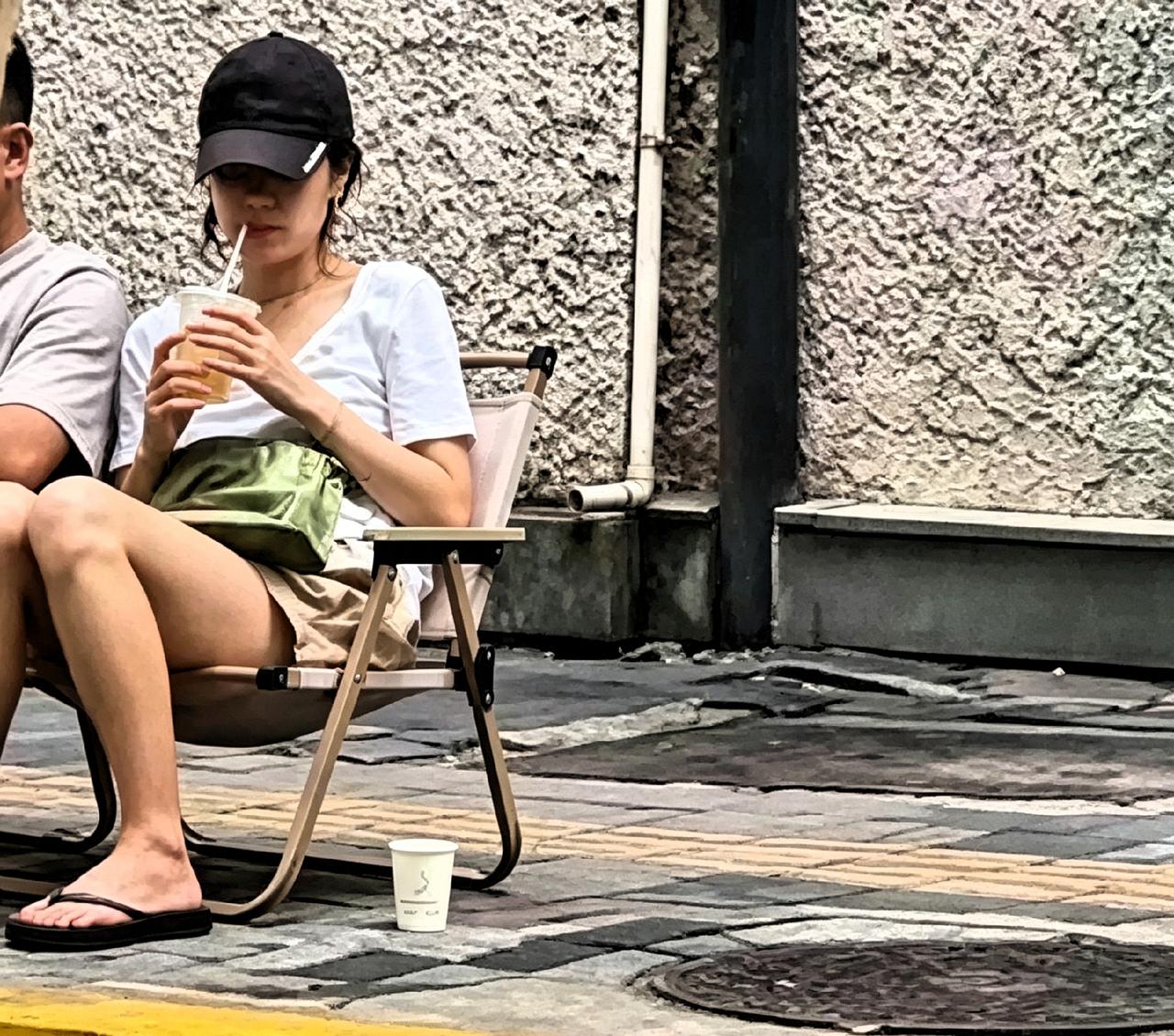 上海街头碰见马伊琍，戴个黑帽子穿个拖鞋，跟朋友坐路边椅子上喝东西。没助理没架子，