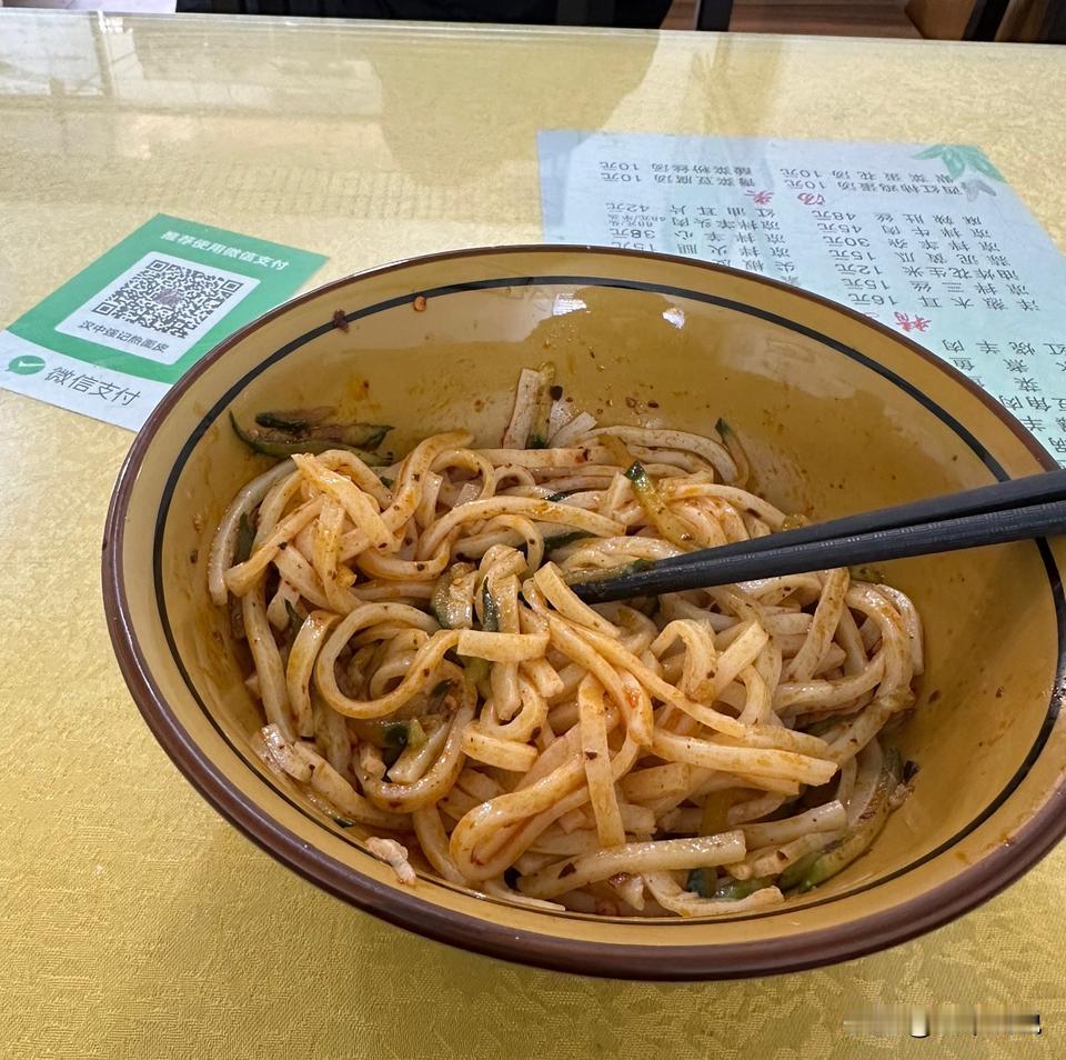 西安火车站南站出口走出去，稍远点的小吃店大避雷！刚到站寄存完行李，想