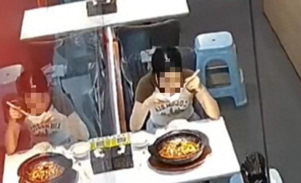 太不要脸了！河北邢台，一女子吃石锅鸡快吃完了才说锅里有虫，老板一看监控气炸了：她