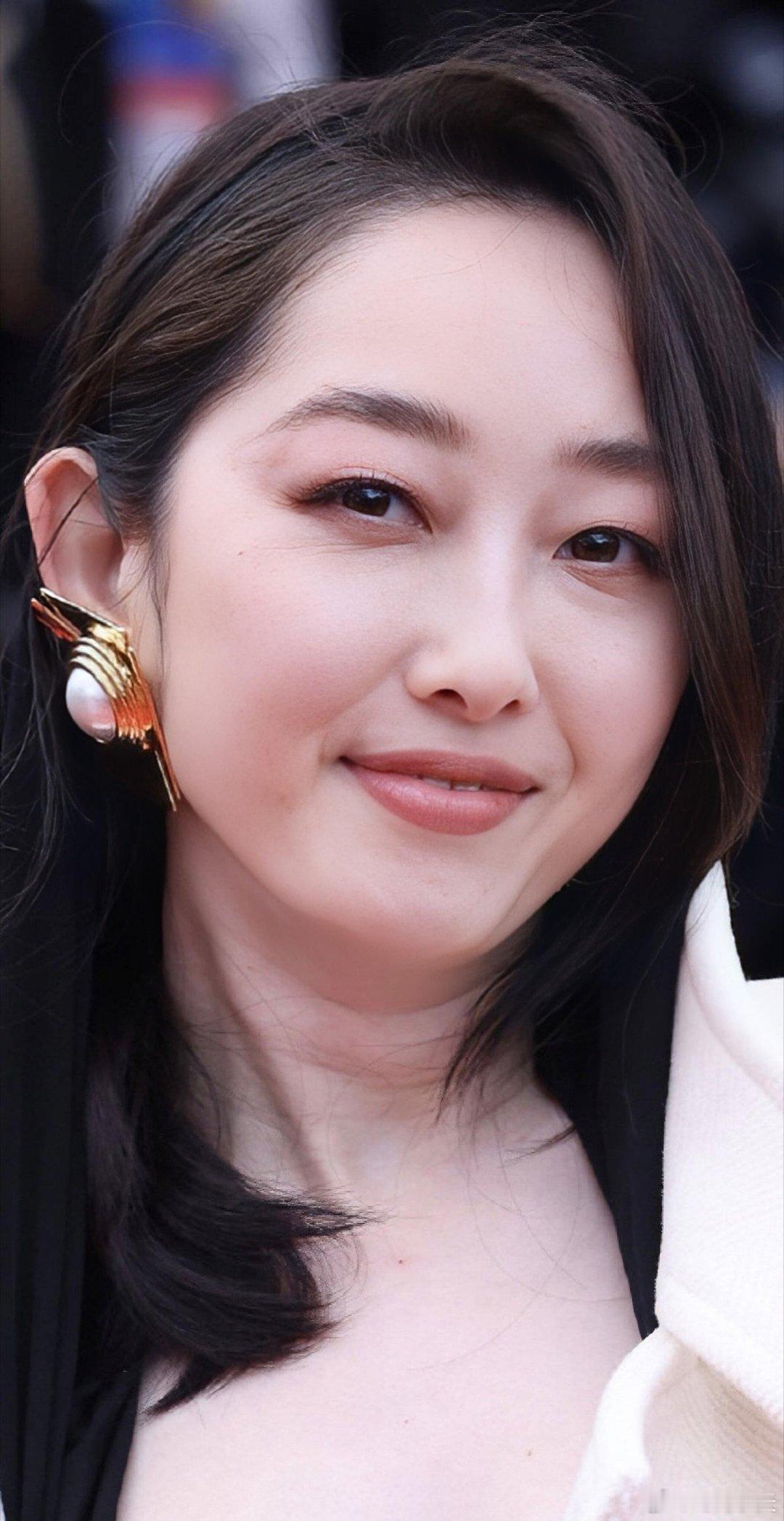 我们的明星一到欧美着装就大胆，蒋梦婕这是自揭其短？