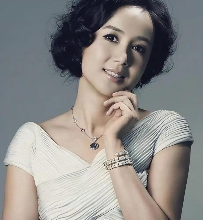 2003年，导演顾长卫与张静初传出绯闻，妻子蒋雯丽抱着一岁的儿子冲到片场，当众给
