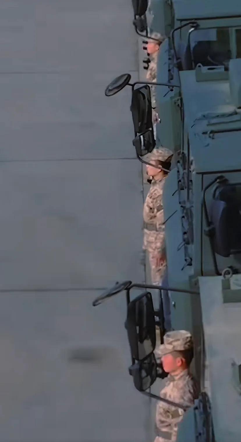 肉眼看不出偏差！欣赏一下现代化人民军队的日常，车队横竖成线，站姿笔直，杯子、工具