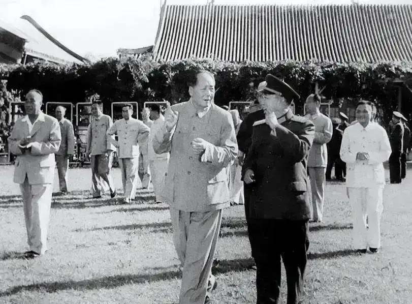 1952年，中南海，毛主席见到刘亚楼，没有寒暄，没有客套，劈头就是一句："你