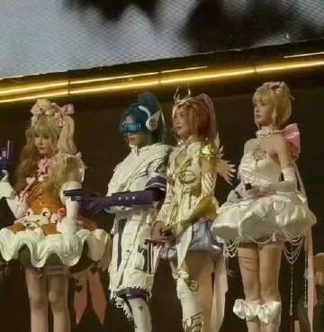 虞书欣、田曦薇同框生图来了，看看颜值状态。