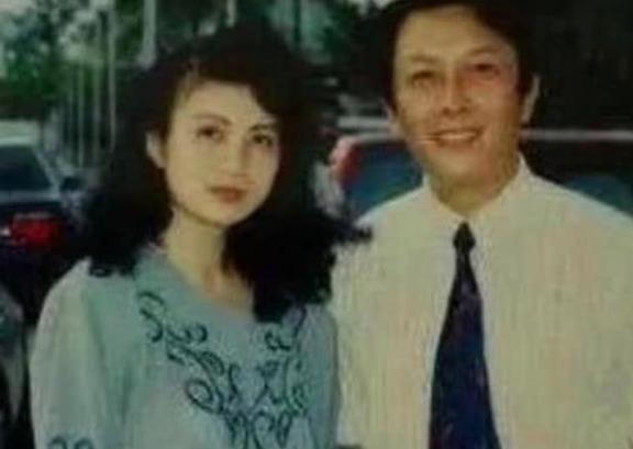 1990年的除夕，唐国强的妻子沐浴更衣，还化了妆，穿上新衣，用一根绳子结束了自己