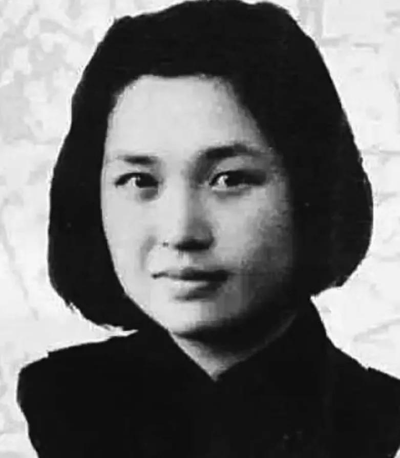 1941年，一个女囚被捕入狱后，监狱长一脸得意，解开衣扣就朝她扑了过去。可是，