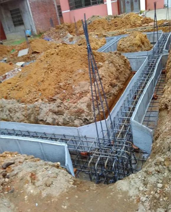 叔叔家建房子地梁还没浇好，便引来村里很多人的取笑，说什么两个儿子都是老光棍还建什