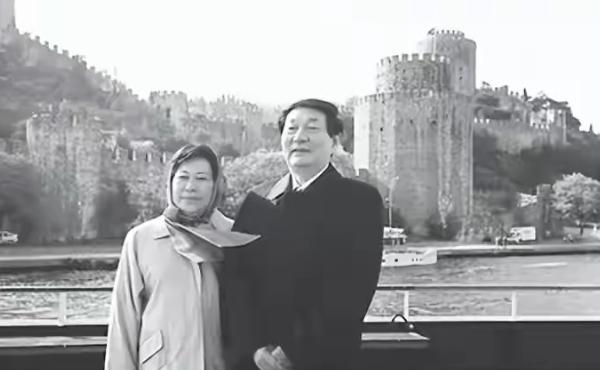 朱镕基溘然长逝，最悲痛的当属相濡以沫70载的妻子劳安，在朱老最低谷时不离不弃，没