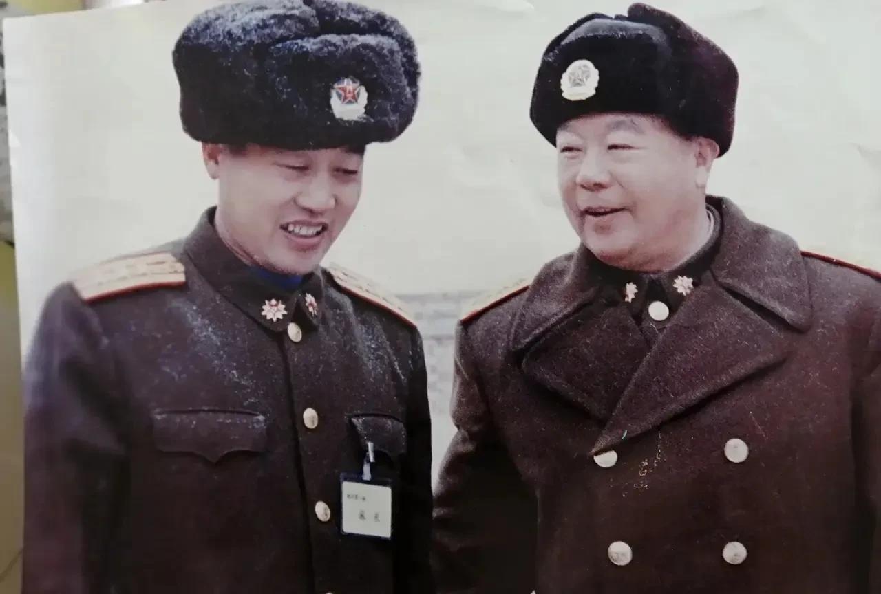 威武霸气的王克上将。这是90年代，王克上将担任中央军委委员兼总后勤部部长时冒雪