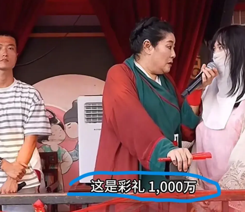 有些女生越来越不像话！颠覆三观，想出名想疯了吧？在开封万岁山相亲现场，来了一个2